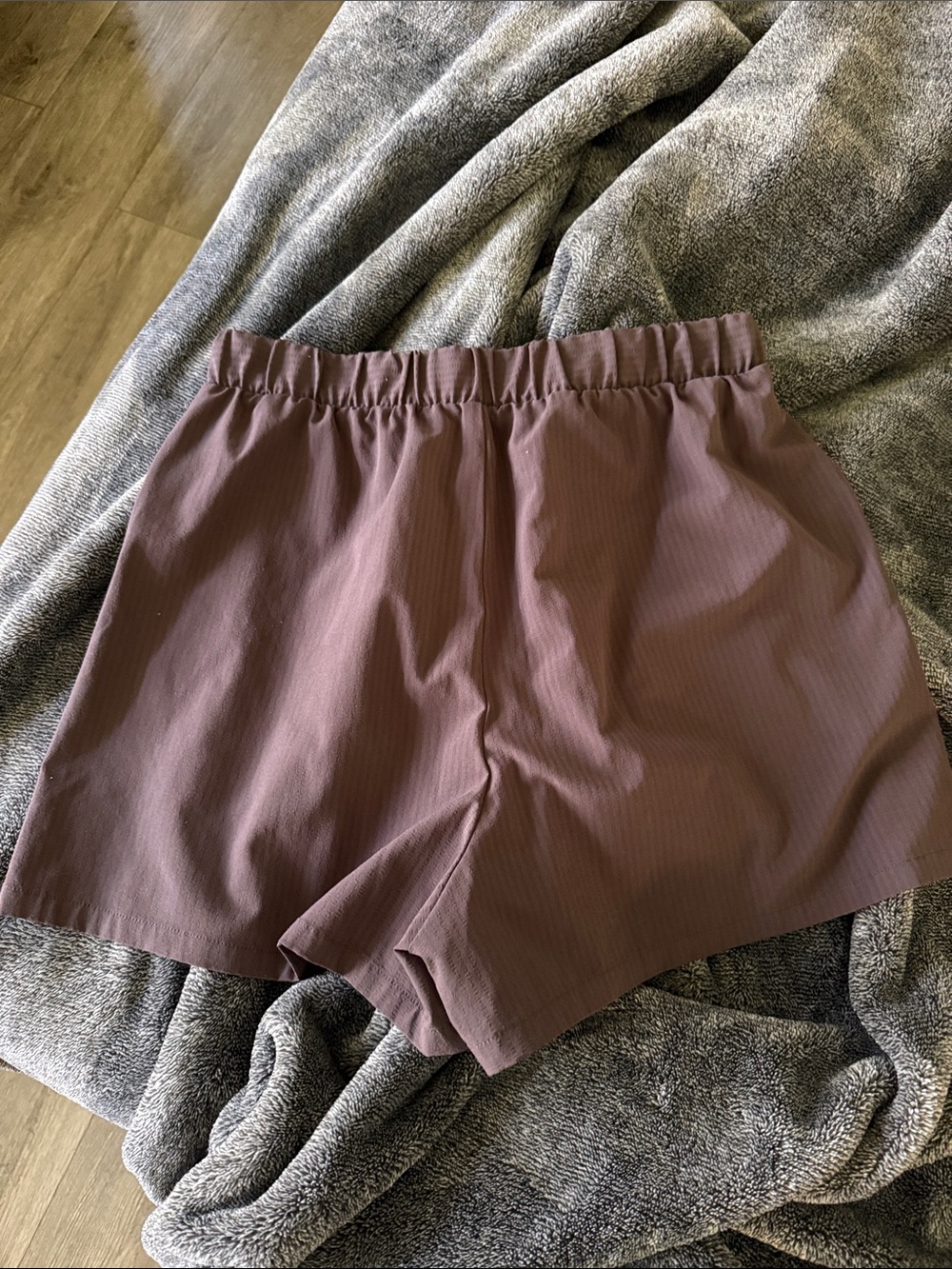 LIKE NEW ALO Ready Set Shorts, Raisin, size S - Picture 7 of 8